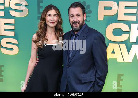 SANTA MONICA, LOS ANGELES, CALIFORNIA, USA - 18 FEBBRAIO: Jackie Sandler e il marito Adam Sandler arrivano al 49° Annual People's Choice Awards 2024 tenutosi al Barker Hangar il 18 febbraio 2024 a Santa Monica, Los Angeles, California, Stati Uniti. (Foto di Xavier Collin/Image Press Agency) Foto Stock