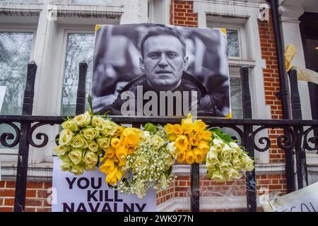 Fiori e tributi sono visti al memoriale improvvisato di Alexei Navalny di fronte all'ambasciata russa a Londra dopo la morte del leader dell'opposizione in una prigione in Russia. (Foto di Vuk Valcic / SOPA Images/Sipa USA) Foto Stock