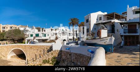 Binibeca Vell, Spagna - 24 gennaio 2024: Veduta dell'idilliaco villaggio di Binibeca Vell a Minorca Foto Stock