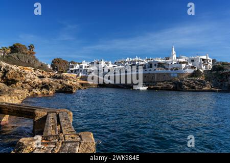 Binibeca Vell, Spagna - 24 gennaio 2024: Insenatura idilliaca e il villaggio imbiancato di Binibeca Vell a Minorca Foto Stock