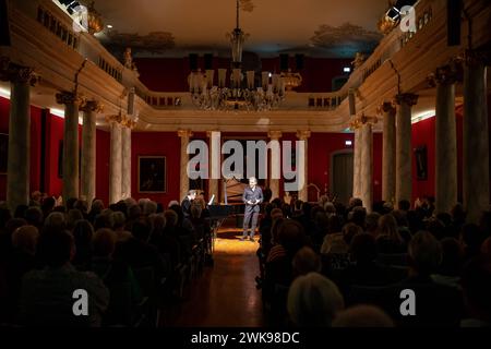 Blick in Die Aula der Universität Greifswald: Daniel Heide piano, li. Und Julian Pregardien tenore, Re. Konzert, Liederabend, Franz Schubert, Winterreise, Julian Pregardien, Daniel Heide, Aula, Universität Greifswald, Hansestadt Greifswald *** Vista nell'auditorium dell'Università di Greifswald Daniel Heide pianoforte, tenore di sinistra e Julian Pregardien, concerto di destra, recital, Franz Schubert, Winterreise, Julian Pregardien, Daniel Heide, auditorium, Università di Greifswald, città anseatica di Greifswald Foto Stock