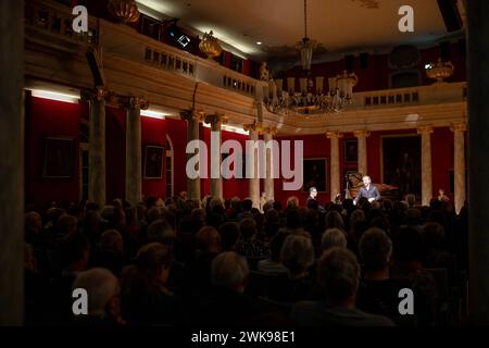 Blick in Die Aula der Universität Greifswald: Daniel Heide piano, li. Und Julian Pregardien tenore, Re. Konzert, Liederabend, Franz Schubert, Winterreise, Julian Pregardien, Daniel Heide, Aula, Universität Greifswald, Hansestadt Greifswald *** Vista nell'auditorium dell'Università di Greifswald Daniel Heide pianoforte, tenore di sinistra e Julian Pregardien, concerto di destra, recital, Franz Schubert, Winterreise, Julian Pregardien, Daniel Heide, auditorium, Università di Greifswald, città anseatica di Greifswald Foto Stock