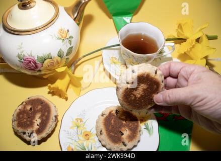 Festeggiamenti per il giorno di St Davids, tè d'epoca, torte gallesi e lanugine Foto Stock