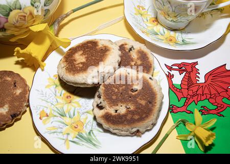 Festeggiamenti per il giorno di St Davids, tè d'epoca, torte gallesi e lanugine Foto Stock