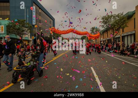 Los Angeles, Stati Uniti. 17 febbraio 2024. 125esima sfilata annuale del capodanno cinese e festival a Chinatown. Come si addice all'anno del Drago, l'attrazione principale qui è l'annuale Golden Dragon Parade, che segue il suo percorso (iniziando a Hill e Ord Street, e concludendo a Broadway e Cesar Chavez). (Foto di Alberto Sibaja/Pacific Press) credito: Pacific Press Media Production Corp./Alamy Live News Foto Stock