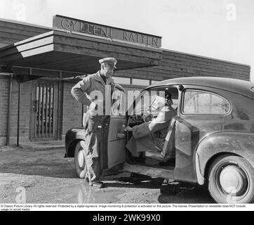 Il primo motel svedese 1956. Il primo motel svedese che si trovava vicino all'autostrada E4 a Fruängen, nel sud di Stoccolma. Gli architetti Börge Glahn e Ole Helweg hanno tratto ispirazione dai motel degli Stati Uniti, dove l'auto era al centro e che avete parcheggiato direttamente accanto alla vostra camera d'albergo. Una donna nella sua auto è stata accolta e data istruzioni su dove parcheggiare la sua auto. 1956 *** didascalia locale *** © Libreria di immagini classica. Tutti i diritti riservati. Protetto da una firma digitale. Il monitoraggio e la protezione delle immagini sono attivati su questa immagine. La licenza; la presentazione o la newsletter NON include l'utilizzo Foto Stock