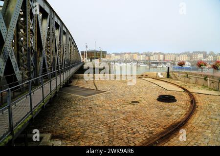 Ponte oscillante di ferro all'ingresso del porto di Dieppe, Normandia, Francia. Foto Stock