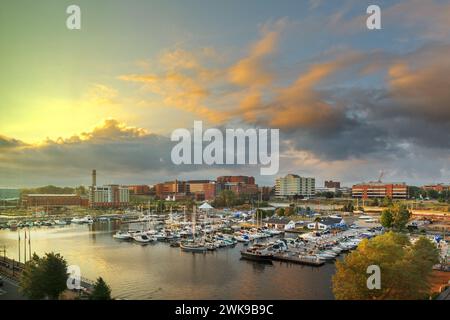 Erie, Pennsylvania, USA centro sulla baia al tramonto. Foto Stock