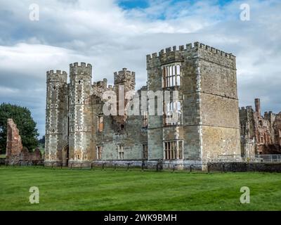 Midhurst Inghilterra - settembre 27 2020: Vista delle rovine di Cowdray House a Midhurst West Sussex Foto Stock