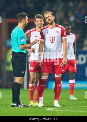 Bochum, Germania. 18 febbraio 2024. Harry Kane, FCB 9 Thomas MUELLER, Müller, FCB 25 discutono con l'arbitro Daniel Schlager nella partita VFL BOCHUM - FC BAYERN MUENCHEN 3-2 il 18 febbraio 2024 a Bochum, Germania. Stagione 2023/2024, 1.Bundesliga, FCB, München, giorno 22, 22.Spieltag credito: Peter Schatz/Alamy Live News Foto Stock