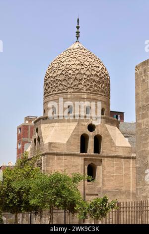 Mausoleo Khanqah del sultano Barsbay nella città dei morti, cimitero settentrionale, Cairo, Egitto Foto Stock