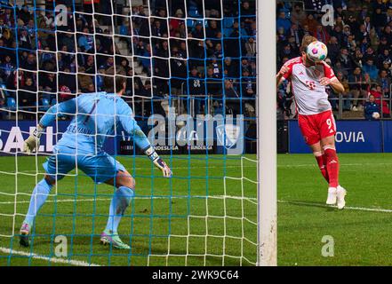 Bochum, Germania. 18 febbraio 2024. Possibilità di pareggio 3-3 per Harry Kane, FCB 9 contro Manuel Riemann, portiere BO 1 nella partita VFL BOCHUM - FC BAYERN MUENCHEN 3-2 il 18 febbraio 2024 a BOCHUM, Germania. Stagione 2023/2024, 1.Bundesliga, FCB, München, giorno 22, 22.Spieltag credito: Peter Schatz/Alamy Live News Foto Stock