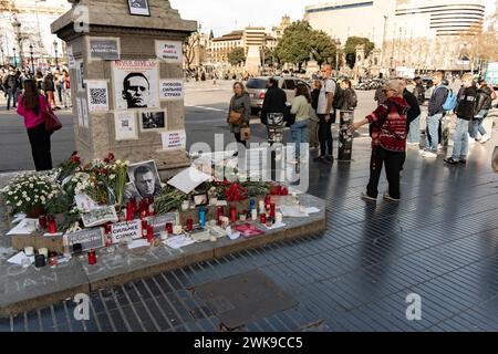 Barcellona, Spagna. 19 febbraio 2024. 19 febbraio 2024 Barcellona, Spagna politica Barcellona - omaggio a Navalny a Barcellona i cittadini russi residenti a Barcellona creano un piccolo altare presso il monumento situato nella parte superiore della trafficata e famosa Rambla di Barcellona in omaggio al defunto leader dell'opposizione russa Alexey Navalny, in strane circostanze in una prigione nell'Artico dove stava scontando la pena. L'altare, pieno di fiori e candele, suscita la curiosità di una delle zone più frequentate dai turisti di Barcellona. Crediti: LaPresse/Alamy Live News Foto Stock