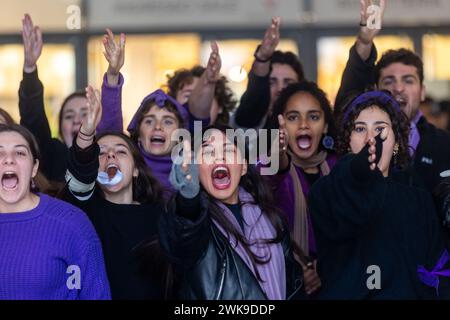 Milano, Italia. 19 febbraio 2024. Foto Stefano porta/LaPresse19-02-2024, Milano, Italia - Cronaca - testa di allievi e docenti in corso Buenos Aires all'esterno del Teatro Puccini in occasione dell'inaugurazione dell'anno accademico delle Civiche scuole e di Fondazione Milano 19 febbraio 2024, Milano, Italia - News - News - protesta di studenti e insegnanti in corso Buenos Aires fuori dal Teatro Puccini in occasione dell'inaugurazione dell'anno accademico delle scuole Civiche e della Fondazione Milano credito: LaPresse/Alamy Live News Foto Stock