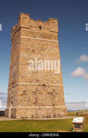 Il Kitchener Memorial si trovava in cima a Marwick Head, per segnare l'affondamento della HMS Hampshire il 5 giugno 1916 da parte di una miniera tedesca al largo delle Orcadi, Regno Unito Foto Stock