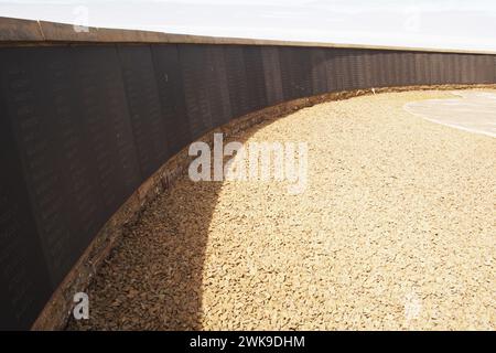 Registrazione storica di tutti i nomi degli uomini persi in mare all'affondamento della HMS Hampshire il 5 giugno 1916, a Marwick Head, Orcadi, Scozia, Regno Unito Foto Stock