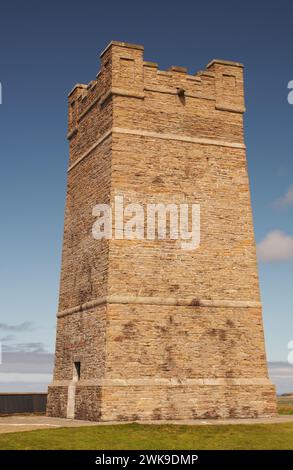 Il Kitchener Memorial si trovava in cima a Marwick Head, per segnare l'affondamento della HMS Hampshire il 5 giugno 1916 da parte di una miniera tedesca al largo delle Orcadi, Regno Unito Foto Stock