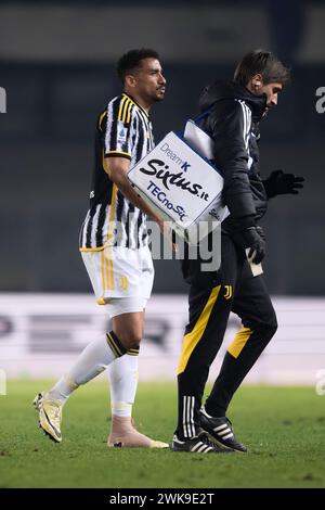 Verona, Italia. 17 febbraio 2024. Danilo Luiz da Silva della Juventus FC lascia il campo dopo un infortunio durante la partita di serie A tra Hellas Verona FC e Juventus FC. Crediti: Nicolò campo/Alamy Live News Foto Stock