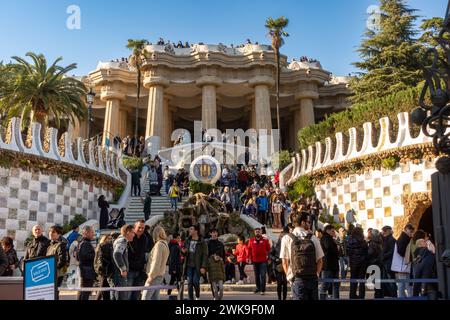 Barcellona, Gaudi Parc Guell (Park Guell), turisti all'ingresso e sulla terrazza Foto Stock