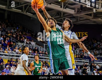 Greenville, North Carolina, Stati Uniti. 18 febbraio 2024. Tulane Green Wave Guard tre' WILLIAMS (13) si arrampica intorno all'attaccante dei Pirates East Carolina BRANDON JOHNSON (6) durante la partita di basket maschile NCAA tra i Tulane Green Wave e gli East Carolina Pirates alla Williams Arena al Minges Coliseum di Greenville, North Carolina. (Credit Image: © Israel anta via ZUMA Press Wire) SOLO USO EDITORIALE! Non per USO commerciale! Foto Stock