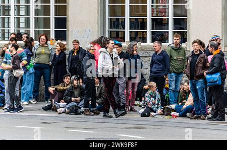 Sympathisanten, vorwiegend aus der politisch linken Richtung vor der Pestallozi-Bibiliothek in Zürich-Oerlikon. Dragqueens lesen Bücher für drei bis a Foto Stock