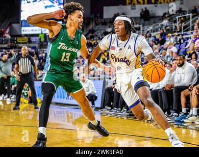 Greenville, North Carolina, Stati Uniti. 18 febbraio 2024. La guardia dei Pirates dell'East Carolina, CAM HAYES (8), guida fino al cesto intorno a Tulane Green Wave, guardia tre' WILLIAMS (13) durante la partita di basket maschile NCAA tra i Tulane Green Wave e gli East Carolina Pirates alla Williams Arena al Minges Coliseum di Greenville, North Carolina. (Credit Image: © Israel anta via ZUMA Press Wire) SOLO USO EDITORIALE! Non per USO commerciale! Foto Stock