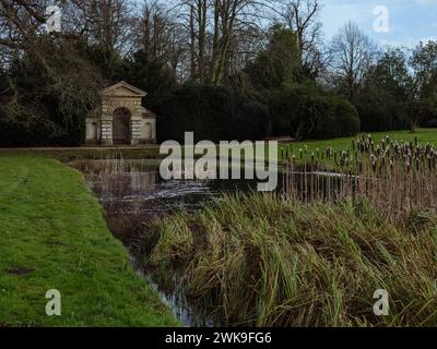 Belton House, lincolnshire - 24 gennaio 2024: Tempio dello stagno a specchio di Belton House Foto Stock