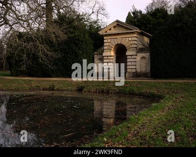 Belton House, lincolnshire - 24 gennaio 2024: Tempio dello stagno a specchio di Belton House Foto Stock