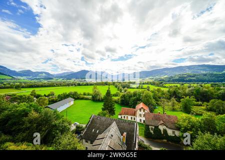 Vista del paesaggio vicino al castello di Trautenfels vicino a Liezen in Stiria. Natura nel Salzkammergut in Austria. Foto Stock