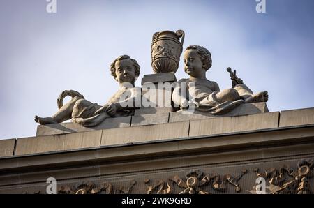 Figuren auf dem Hauptsitz der sich in einer existenziellen Krise befindlichen Credit Suisse beim Zürcher Paradeplatz. (Zürich, Schweiz, 18.03.2023) Foto Stock