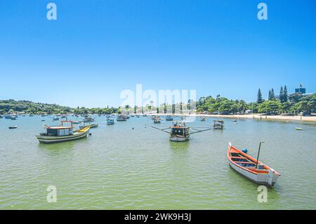 Penha-sc,brasile-febbraio 10,2024 : le barche si fermarono in mare, le barche dei pescatori si fermarono sulla spiaggia in una giornata di sole, la spiaggia di trapiche-Penha-santa catarina Foto Stock