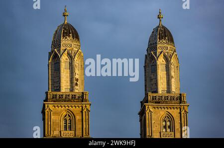 Die Fraumünster Kirche im Stadtzentrum Zürichs direkt an der Limmat. (Zürich, Schweiz, 18.03.2023) Foto Stock