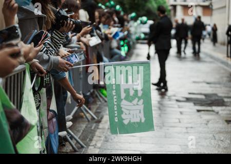 I fan di Roy Wang si esibiscono all'esterno di Bally durante la settimana della moda di Milano, abbigliamento donna Primavera/Estate 2024. Foto Stock