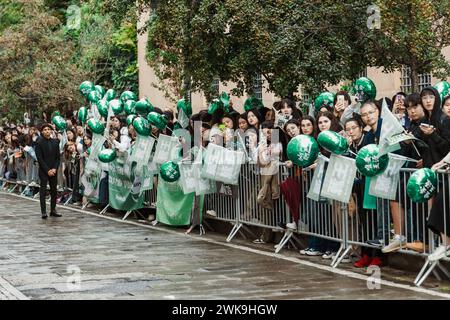 I fan di Roy Wang si esibiscono all'esterno di Bally durante la settimana della moda di Milano, abbigliamento donna Primavera/Estate 2024. Foto Stock