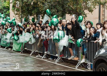 I fan di Roy Wang si esibiscono all'esterno di Bally durante la settimana della moda di Milano, abbigliamento donna Primavera/Estate 2024. Foto Stock