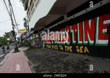 Yogyakarta, Indonesia. 19 febbraio 2024, Yogyakarta, regione speciale di Yogyakarta, Indonesia: Murales di sostegno alla Palestina possono essere visti sul lato delle strade della città di Yogyakarta. (Credit Image: © Angga Budhiyanto/ZUMA Press Wire) SOLO PER USO EDITORIALE! Non per USO commerciale! Crediti: ZUMA Press, Inc./Alamy Live News Foto Stock