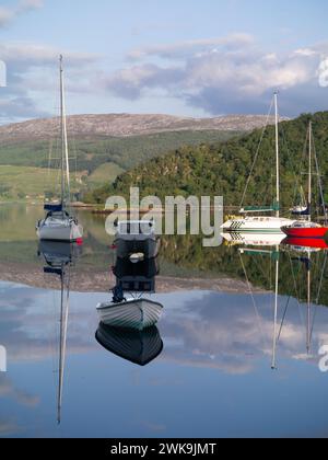 Yacht e barche ormeggiati a Loch a Bhealaich, Tayvallich, Scozia, Regno Unito Foto Stock