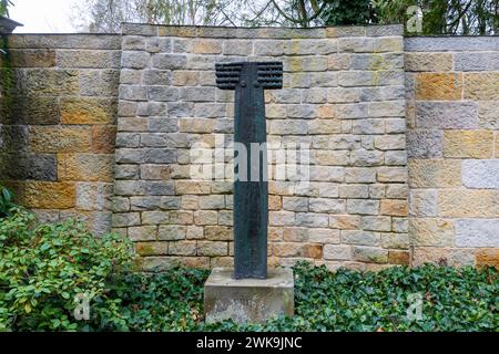 Loschwitzer Friedhof Der Loschwitzer Friedhof ist neben dem stillgelegten Kirchfriedhof der Loschwitzer Kirche die zweite, heute noch genutzte Begräbnisstätte des Dresdner Stadtteils Loschwitz. Um das Jahr 1800 eingeweiht steht er aufgrund zahlreicher wertvoller Künstlergräber seit 1985 unter Denkmalschutz. Friedrich Press War ein deutscher Bildhauer, Maler und Kirchenraumgestalter. Dresden Sachsen Deutschland *** cimitero di Loschwitz il cimitero di Loschwitz è il secondo luogo di sepoltura nel distretto di Dresda di Loschwitz che è ancora in uso oggi, accanto al cimitero della chiesa in disuso di lo Foto Stock