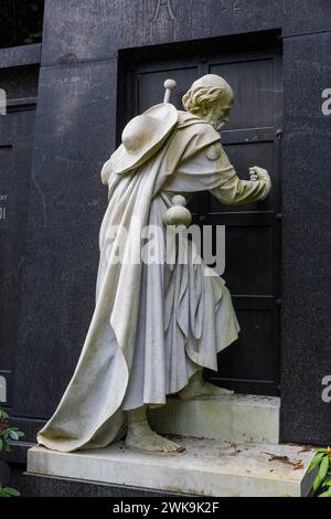 Loschwitzer Friedhof Der Loschwitzer Friedhof ist neben dem stillgelegten Kirchfriedhof der Loschwitzer Kirche die zweite, heute noch genutzte Begräbnisstätte des Dresdner Stadtteils Loschwitz. Um das Jahr 1800 eingeweiht steht er aufgrund zahlreicher wertvoller Künstlergräber seit 1985 unter Denkmalschutz. Emil August Eduard Leonhardi War ein deutscher Landschaftsmaler und Sohn des schnell zu Wohlstand gekommenen Dresdner Tintenfabrikanten August Leonhardi. Dresden Sachsen Deutschland *** Cimitero di Loschwitz il cimitero di Loschwitz è il secondo luogo di sepoltura nel distretto di Dresda di Loschwit Foto Stock