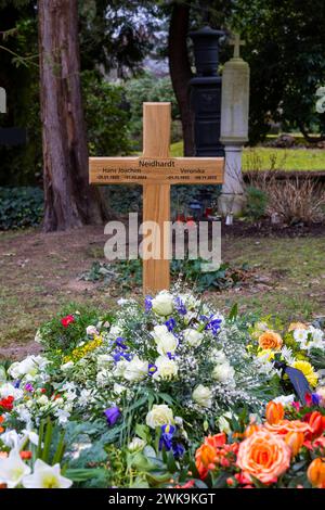 Loschwitzer Friedhof Der Loschwitzer Friedhof ist neben dem stillgelegten Kirchfriedhof der Loschwitzer Kirche die zweite, heute noch genutzte Begräbnisstätte des Dresdner Stadtteils Loschwitz. Um das Jahr 1800 eingeweiht steht er aufgrund zahlreicher wertvoller Künstlergräber seit 1985 unter Denkmalschutz. ans Joachim Neidhardt War ein deutscher Kunsthistoriker, Museumskustos und Kurator. Dresden Sachsen Deutschland *** cimitero di Loschwitz il cimitero di Loschwitz è il secondo luogo di sepoltura nel distretto di Dresda di Loschwitz che è ancora in uso oggi, accanto al cimitero della chiesa in disuso di Foto Stock