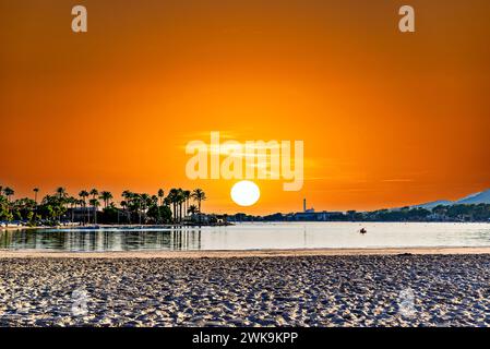 Vista al tramonto di Alcudia Beach, accanto al porto. Isole Baleari, Spagna Foto Stock