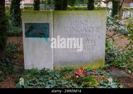 Loschwitzer Friedhof Der Loschwitzer Friedhof ist neben dem stillgelegten Kirchfriedhof der Loschwitzer Kirche die zweite, heute noch genutzte Begräbnisstätte des Dresdner Stadtteils Loschwitz. Um das Jahr 1800 eingeweiht steht er aufgrund zahlreicher wertvoller Künstlergräber seit 1985 unter Denkmalschutz. Heinz Bongartz War ein deutscher Dirigent und Komponist. Dresden Sachsen Deutschland *** cimitero di Loschwitz il cimitero di Loschwitz è il secondo luogo di sepoltura nel distretto di Dresda di Loschwitz che è ancora in uso oggi, accanto al cimitero chiesa in disuso della chiesa di Loschwitz Inaug Foto Stock