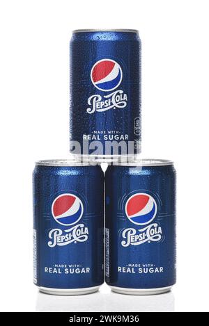 IRVINE, CALIFORNIA - 18 febbraio 2024: Una pila di tre mini lattine di zucchero Pepsi Real con condensa. Foto Stock