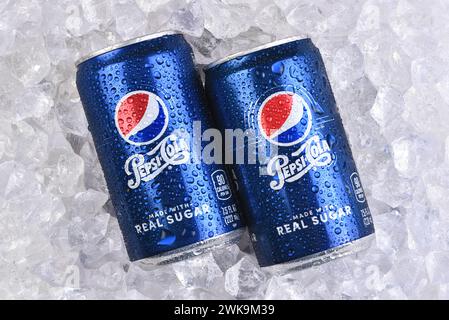 IRVINE, CALIFORNIA - 18 febbraio 2024: Due mini lattine di Pepsi Real Sugar su un letto di ghiaccio con condensa. Foto Stock