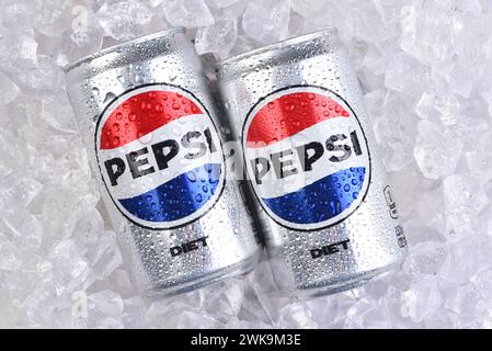 IRVINE, CALIFORNIA - 18 febbraio 2024: Due mini lattine di dieta Pepsi su un letto di ghiaccio con condensa. Foto Stock