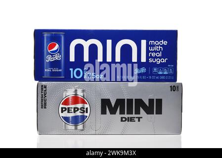 IRVINE, CALIFORNIA - 18 febbraio 2024: Due lattine Pepsi mini 10 confezioni di zucchero reale e una dieta. Foto Stock