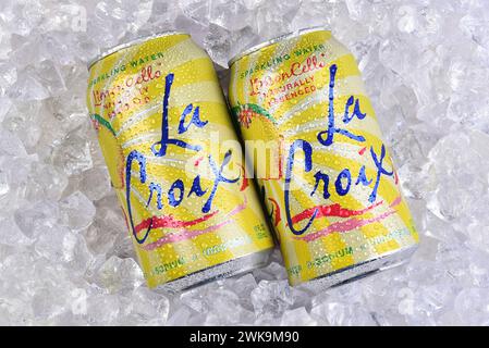 IRVINE, CALIFORNIA - 18 febbraio 2024: Due lattine di acqua frizzante la Croix, sapore di limoncello su un letto di ghiaccio. Foto Stock