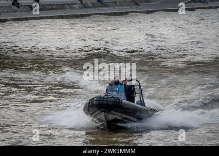 Parigi, Francia - 02 15 2024: Veduta dei poliziotti d'acqua che navigano sulla Senna con una barca semirigida Foto Stock