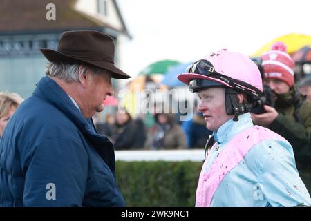 Noel Meade parla con Jockey, Sam Ewing nella recinzione dei vincitori dopo che Helvic Dream ha vinto l'ostacolo Navan Ford & Opel Maiden all'ippodromo Navan di County Meath, Irlanda. Data foto: Domenica 11 febbraio 2024. Foto Stock