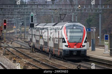 Ein FFS Regio Dosto ist unterwegs von Zürich nach Schaffhausen. DAS firma wurde durch den Schweizer Eisenbahnhersteller Stadler Rail produziert. (Hünt Foto Stock